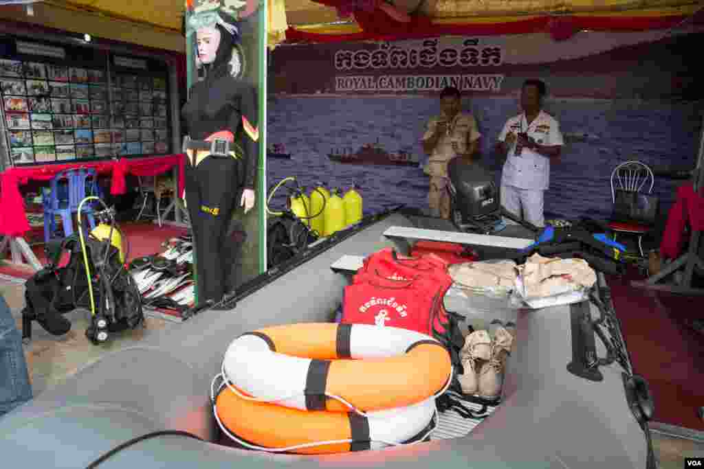 ការដាក់តាំងបង្ហាញ ឯកសណ្ឋាន និងសម្ភារៈកងទ័ពជើងទឹក ក្នុងពិព័រណ៌សម្ភារៈយោធា នៃព្រឹត្តិការណ៍ប្រកួតកីឡាកងយោធពលខេមរភូមិន្ទក្នុងរាជធានីភ្នំពេញ កាលពីថ្ងៃទី៧ ខែមករា ឆ្នាំ២០១៧។ (ហ៊ាន សុជាតា/ VOA)