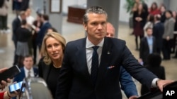 Pete Hegseth, candidato del presidente electo Donald Trump para ser secretario de Defensa, se reúne con su esposa, Jennifer Rauchet, mientras toman una escalera mecánica en el Capitolio, el 4 de diciembre de 2024, en Washington.