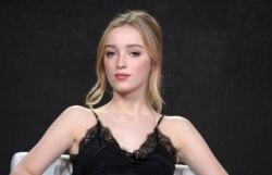 Aktris Phoebe Dynevor, pemeran Daphne Bridgerton dalam serial "Bridgerton" di sebuah acara di Pasadena, California (dok: AP/Invision/Richard Shotwell)