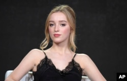 Aktris Phoebe Dynevor, pemeran Daphne Bridgerton dalam serial "Bridgerton" di sebuah acara di Pasadena, California (dok: AP/Invision/Richard Shotwell)