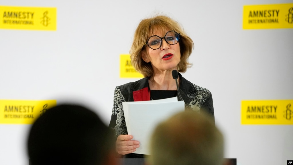 国际特赦组织秘书长艾格尼丝·卡拉马德 (Agnes Callamard) 在伦敦举行的记者会上讲话。（2024年4月23日）(photo:VOA)