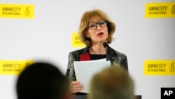 国际特赦组织秘书长艾格尼丝·卡拉马德 (Agnes Callamard) 在伦敦举行的记者会上讲话。（2024年4月23日）