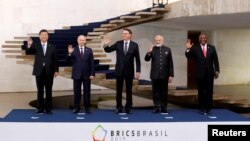 브라질 수도 브라질리아에서 14일 열린 브릭스(BRICS) 정상회의에서 시진핑 중국 국가주석(왼쪽부터), 블라디미르 푸틴 러시아 대통령, 자이르 보우소나루 브라질 대통령, 나렌드라 모디 인도 총리, 시릴 라마포사 남아프리카공화국 대통령이 기념 촬영을 하고 있다. 이들 5개국 정상은 이날 회의에서 서명한 ‘브라질리아 선언’을 통해 다자주의와 자유무역 확대를 촉구했다.