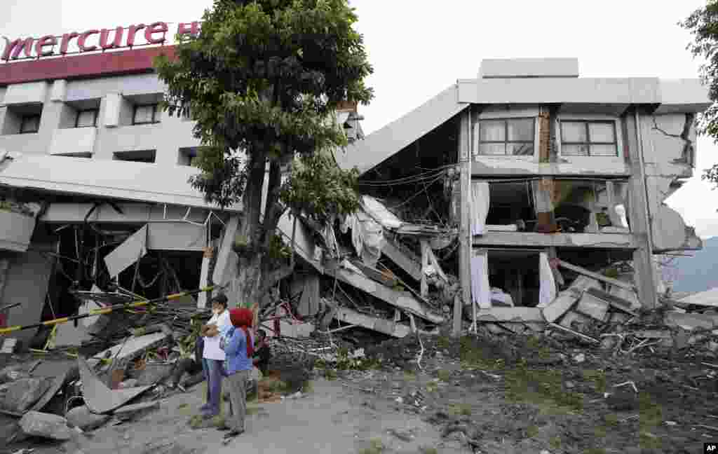 وقوع زلزله و سونامی در شهر پالو در جزیره سولاوسی در شمال اندونزی موجب تخریب ساختمان&zwnj;ها و از جمله فروریختن یک هتل شد. تلفات به حدود دو هزار نفر رسیده است.
