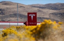 Tanda pintu masuk ke pabrik baterai Tesla di Sparks, Nevada, 13 Oktober 2018. (Foto AP / John Locher)