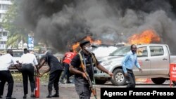 Extinction des incendies causés par l'explosion d'une bombe près du bâtiment du Parlement à Kampala, en Ouganda, le 16 novembre 2021.