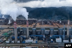 Pabrik peleburan nikel yang beroperasi di Indonesia Weda Bay Industrial Park (IWIP) di Lelilef, Maluku Utara, pada 7 Juli 2024. (Foto: Azzam Risqullah/AFP)