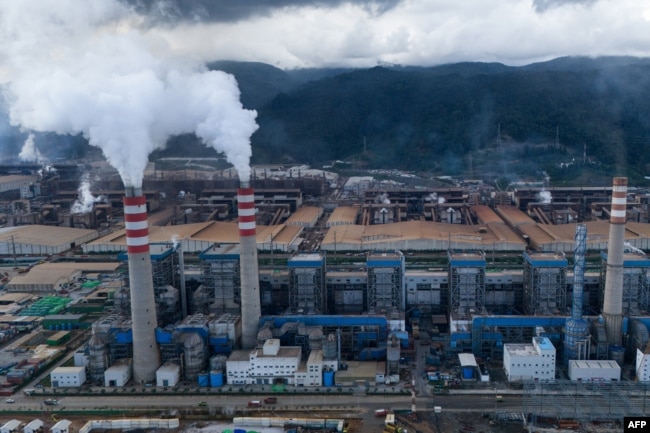 Pabrik peleburan nikel yang beroperasi di Indonesia Weda Bay Industrial Park (IWIP) di Lelilef, Maluku Utara, pada 7 Juli 2024. (Foto: Azzam Risqullah/AFP)