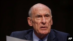 Dan Coats, direktè Ajans Ransèyman Nasyonal Lèzetazini an, pandan yon seyans depozisyon nan Kongrè a madi 6 mas 2018 la.