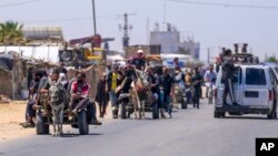 Para pengungsi Palestina tiba di Deir al Balah, Gaza tengah setelah melarikan diri dari kota Rafah di Gaza selatan untuk menghindari serangan skala penuh Israel terhadap Rafah. 