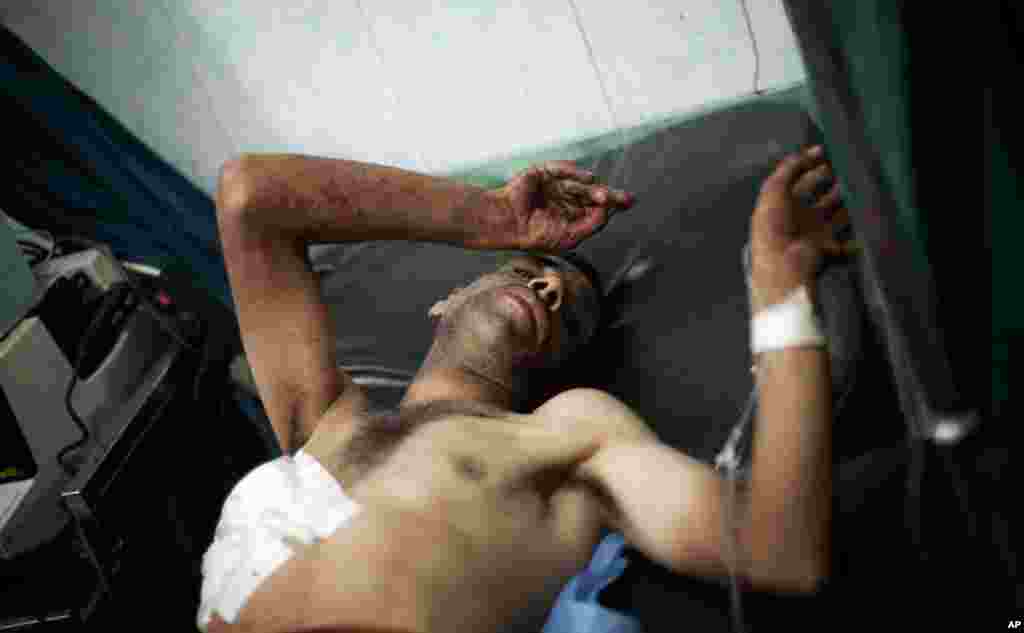 19일 알레포에서 총상으로 병원에 호송된 시민.