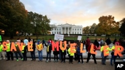 Para pengunjuk rasa di depan Gedung Putih di Washington sebagai bagian kampanye “Lindungi Mueller,” 8 November 2018. 