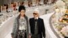 Le créateur de mode allemand Karl Lagerfeld avec le mannequin britannique Stella Tennant à la fin de la présentation de sa collection Paris-Bombay pour Chanel, à Paris, le 6 décembre 2011. (Photo AP)