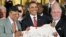 Obama además recibió su camisa oficial con las firmas del equipo y su número como presidente de EE.UU.