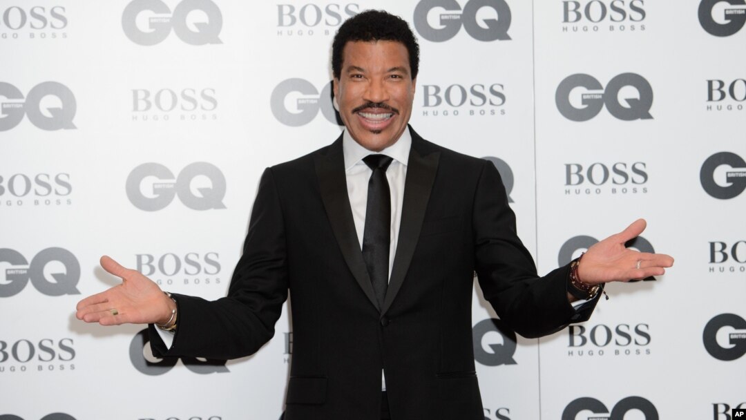 Lionel Richie berpose untuk fotografer di acara Penghargaan GQ Men of the Year 2015 di London, 8 September 2015.