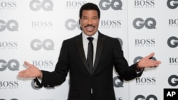 Lionel Richie berpose untuk fotografer di acara Penghargaan GQ Men of the Year 2015 di London, 8 September 2015.