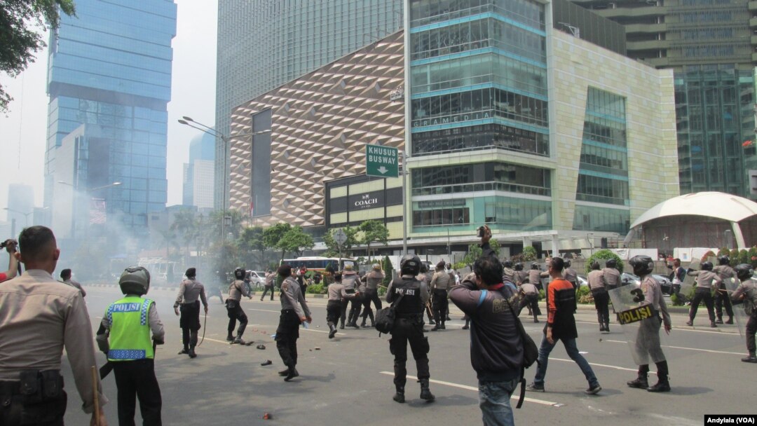 Polisi membubarkan demontran mahasiswa Papua di kawasan Bundaran HI, Jakarta,1 Desember 2015.(Foto: VOA/Andylala).