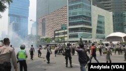 Polisi membubarkan demontran mahasiswa Papua di kawasan Bundaran HI, Jakarta,1 Desember 2015.(Foto: VOA/Andylala).