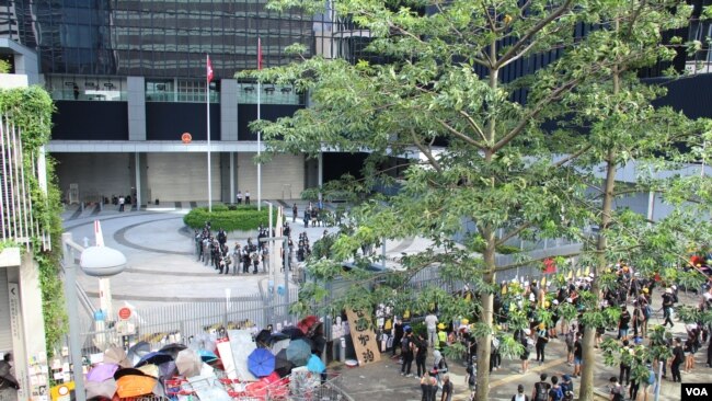 2019年7月1日香港特区政府正门和立法会已经被反送中抗议者围堵,警察严阵以待(美国之音记者申华拍摄)