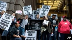 Các nhà hoạt động biểu tình trước trụ sở công ty dược phẩm Turing ở New York, tháng 10, 2015.