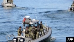 La police de Kerkennah patrouille dans la baie, en Tunisie, le 15 avril 2016.