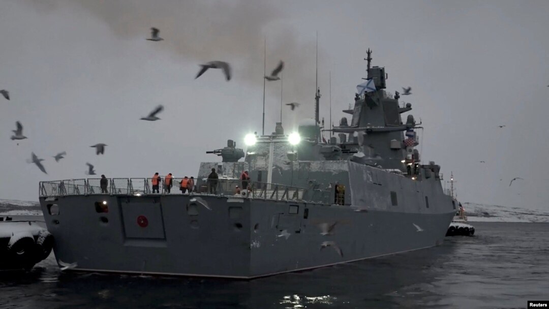 Fregat Rusia Admiral Gorshkov" meninggalkan pangkalan Angkatan Laut di Severomorsk. (Foto: via Reuters)