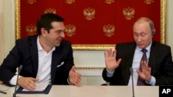 Presiden Rusia Vladimir Putin (kanan) menerima PM Yunani Alexis Tsipras di Moskow, Rusia (foto: dok).