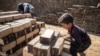 کودک کار در کوره آجرپزی - آرشیو