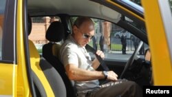 지난 2010년 러시아 크하바로브스크에서 러시아 푸틴 대통령이 러시아제 자동차 시범 운전을 위해 안전벨트를 메고 있다.
