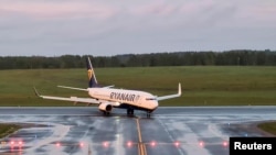 Самолет компании Ryanair совершает посадку в аэропорту Вильнюса, 23 мая 2021 года