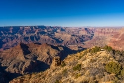 ພາບພູຫີນ Grand Canyon ໃນລັດອາຣີໂຊນາ ທີ່ຜູ້ຄົນທົ່ວໂລກມັກໄປທ່ຽວຊົມ (ພາບຖ່າຍໂດຍ Alex Bergan ຈາກ VOA ພະແນກພາສາຣັດເຊຍ)