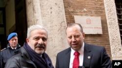 Reggio Calabria, commissaire de police, à gauche, avec un membre du FBI se félicitent après une opération anti-mafia, à Rome, Italie, le 11 février 2014.