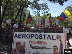 Empleados de la aerolínea estatal venezolana Aeropostal marchan en apoyo al presidente Nicolás Maduro el lunes 6 de agosto de 2018, en Caracas, Venezuela. Foto: Álvaro Algarra, VOA.