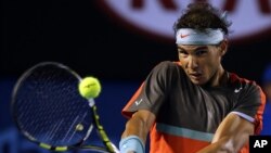 Petenis Spanyol, Rafael Nadal berhasil mengalahkan petenis Perancis, Gael Monfils dalam Kejuaraan Tenis Terbuka Australia, di Melbourne, Sabtu (18/1). 