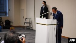 일본의 스가 요시히데 관방장관이 지난 2일 자유민주당 총리 출마 발표를 하기 위해 도쿄에서 열린 기자회견에서 인사하고 있다.