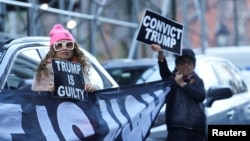 Demonstrantkinje u Njujorku sa transparentima "Tramp je kriv" i "Osudite Trampa", arhiva