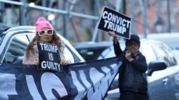 Demonstrantkinje u Njujorku sa transparentima "Trump je kriv" i "Osudite Trumpa", arhiva