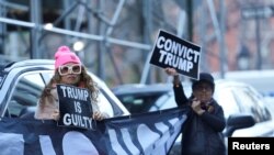 Manifestantes anti-Trump se presentan frente al Tribunal Penal de Manhattan tras la acusación formal contra el expresidente de Estados Unidos, Donald Trump, en la ciudad de Nueva York, el 30 de marzo de 2023.