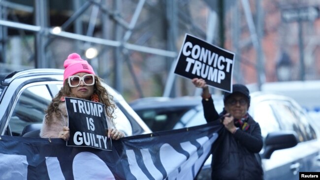 Manifestantes anti-Trump se presentan frente al Tribunal Penal de Manhattan tras la acusación formal contra el expresidente de Estados Unidos, Donald Trump, en la ciudad de Nueva York, el 30 de marzo de 2023.