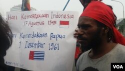 Front Rakyat Indonesia untuk West Papua (FRI-WP) dan Aliansi Mahasiswa Papua (AMP) berunjuk rasa memperingati 'Perjanjian New York' di Jakarta, Selasa (15/8). (Fathiyah Wardah/VOA)