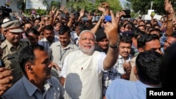 Partai Bharatiya Janata atau BJP yang dipimpin calon PM Narendra Modi (baju putih) diperkirakan memenangkan kursi terbanyak di parlemen India (foto: dok). 