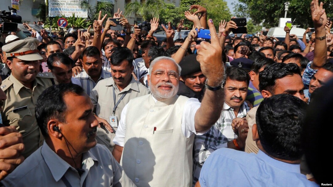 Partai Bharatiya Janata atau BJP yang dipimpin calon PM Narendra Modi (baju putih) diperkirakan memenangkan kursi terbanyak di parlemen India (foto: dok). 
