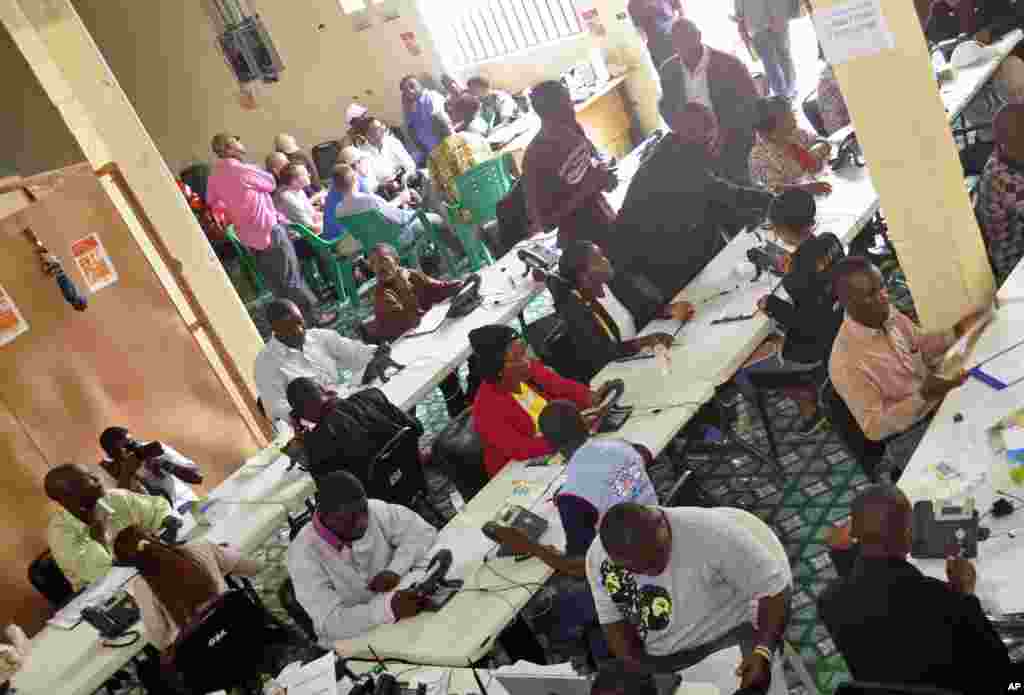 Các nhân viên làm việc tại trung tâm dịch vụ, nơi người dân có thể gọi điện để bày tỏ mối lo ngại về dịch bệnh Ebola, tại thành phố Monrovia, Liberia, ngày 9 tháng 8, 2014.