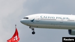 一架国泰航空公司的波音777飞机在香港机场降落。（2019年8月14日）