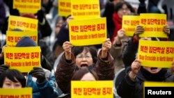 지난 2011년 12월 한국 서울에서 열린 유엔 인권의 날 행사에서 시위대가 북한 인권 상황을 규탄하고 있다. (자료사진)
