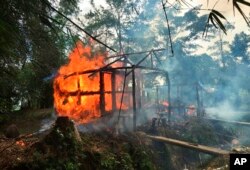 Rumah-rumah terbakar di desa Gawdu Zara, negara bagian Rakhine utara, Myanmar. (Foto: AP)