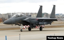 지난 2016년 12월 한국 대구 공군기지에서 이륙 준비 중인 F-15K 전투기.