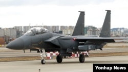 한국 대구 제11전투비행단에서 순항미사일 타우러스(TAURUS)를 장착한 F-15K 전투기가 활주로를 달리고 있다. 