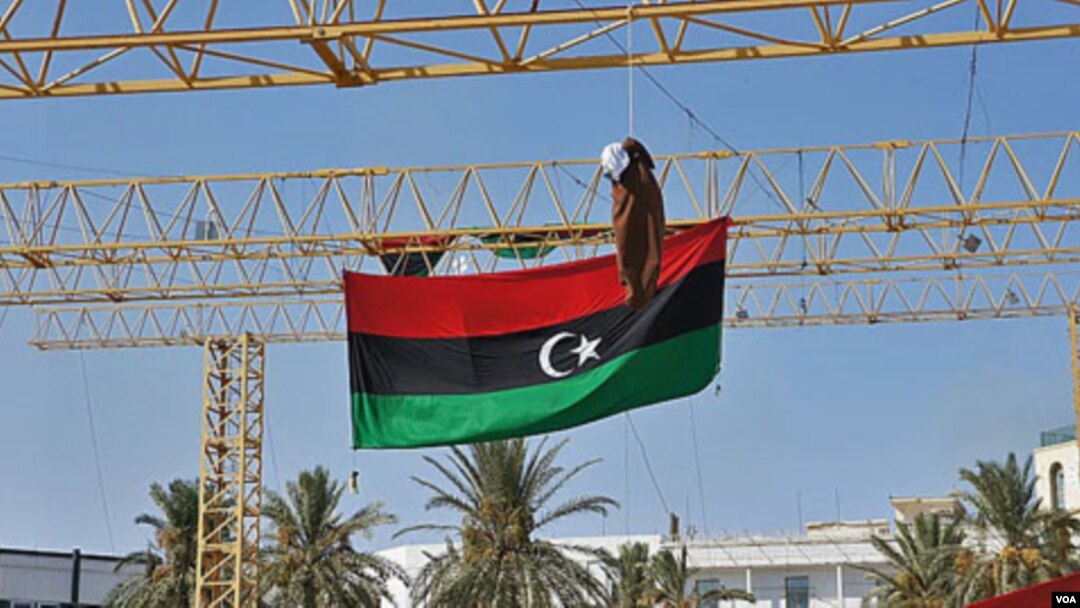 Una marioneta que representa a Moammar Gadhafi, fue colgada en la ahora llamada Plaza de los Mártires, la ex Plaza Verde de Trípoli.
