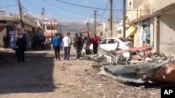 Efeitos da explosão de um carro armadilhado na cidade de Qatana nos subúrbios de Damasco